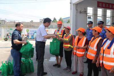 夏日送清涼，情系環衛工——唐進開展夏季“送清涼”慰問活動